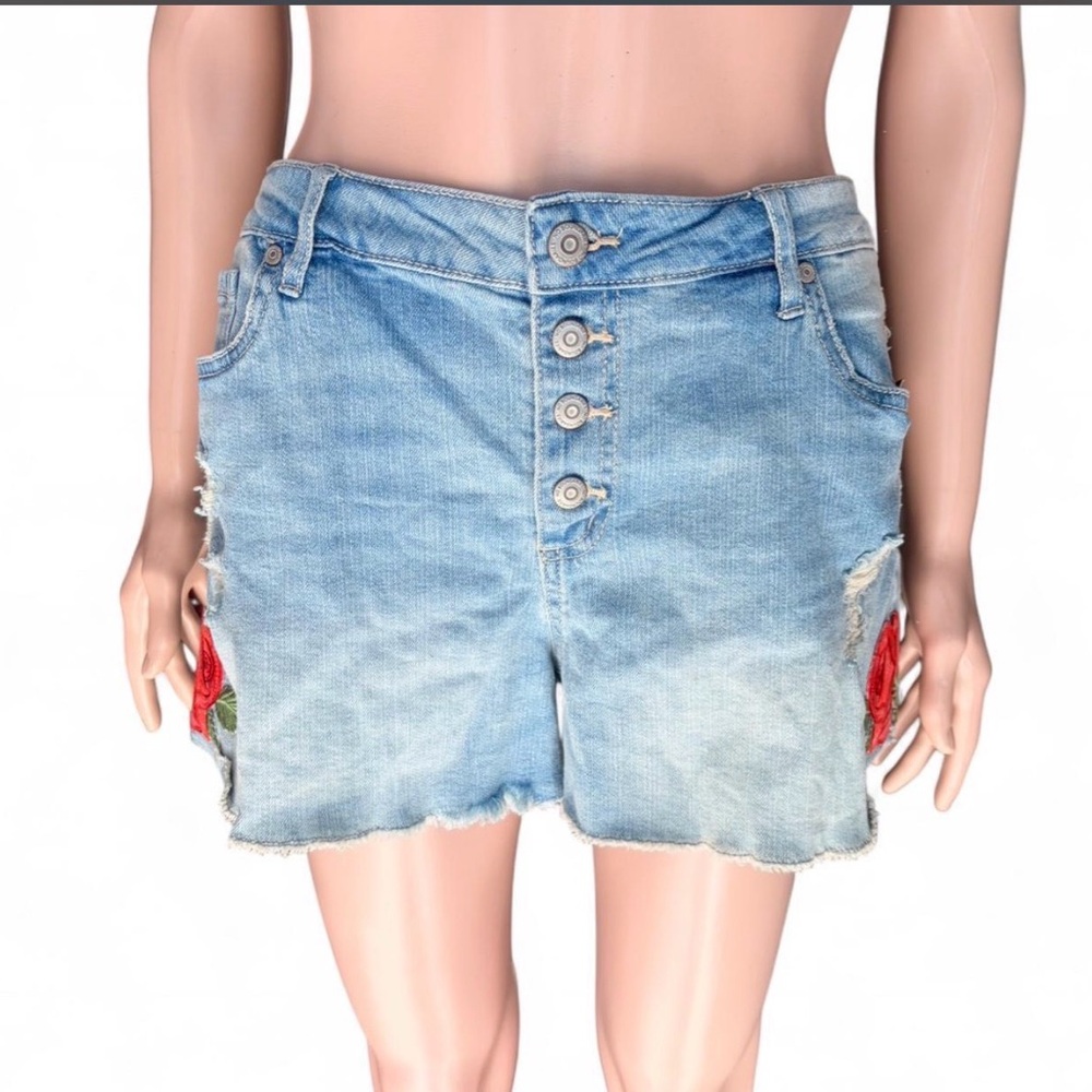 NWT NO BOUNDARIES Denim Women's Shorts with Floral Embroidery Sz 15 NWT
